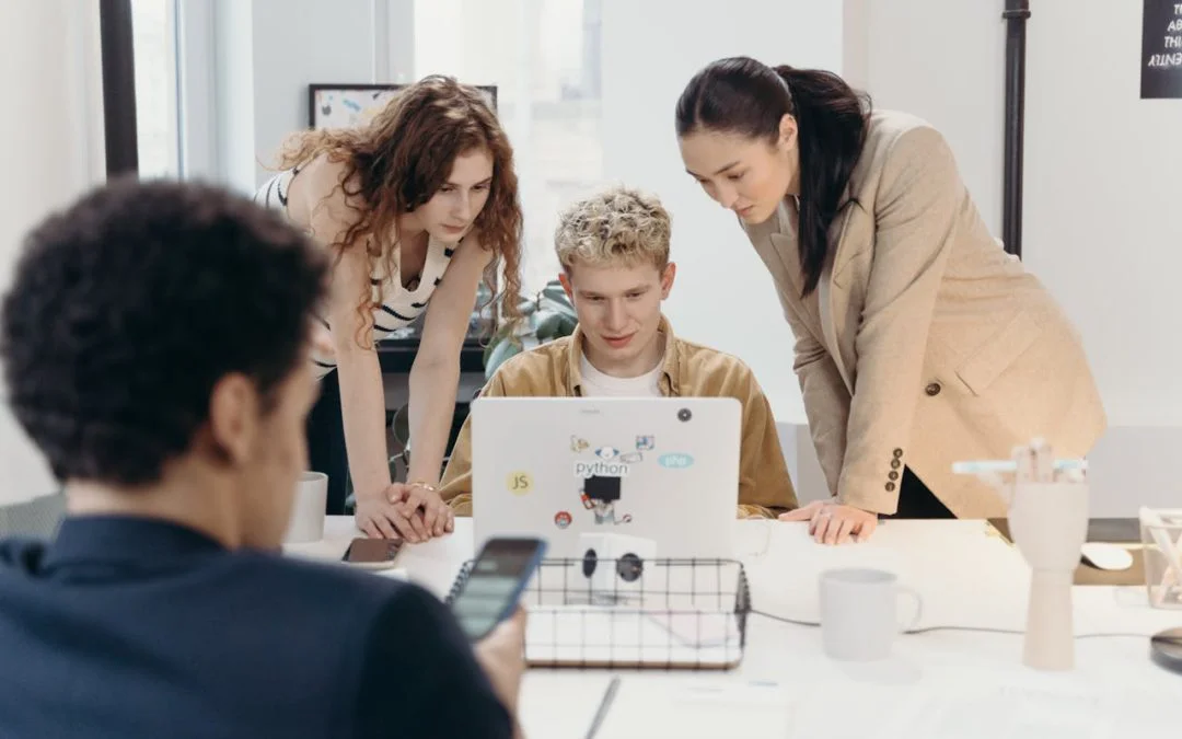 滨崎真绪创意团队工作场景